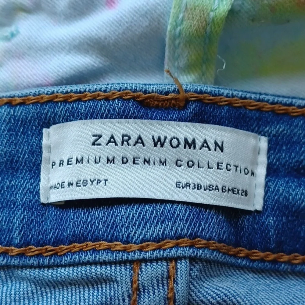 Zara floral embroidered distressed skinny ankle jeans, size 6